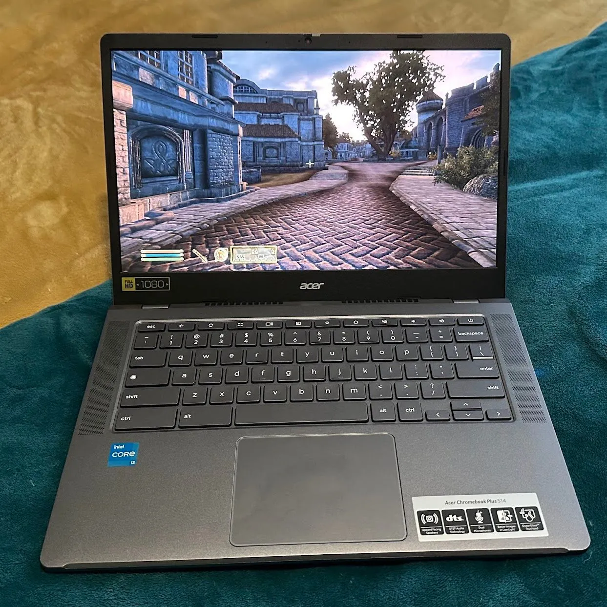 Hình ảnh thế giới mở The Elder Scrolls Oblivion đang chạy mượt mà trên Chromebook Plus, chứng minh khả năng chơi game RPG trên laptop giá rẻ.
