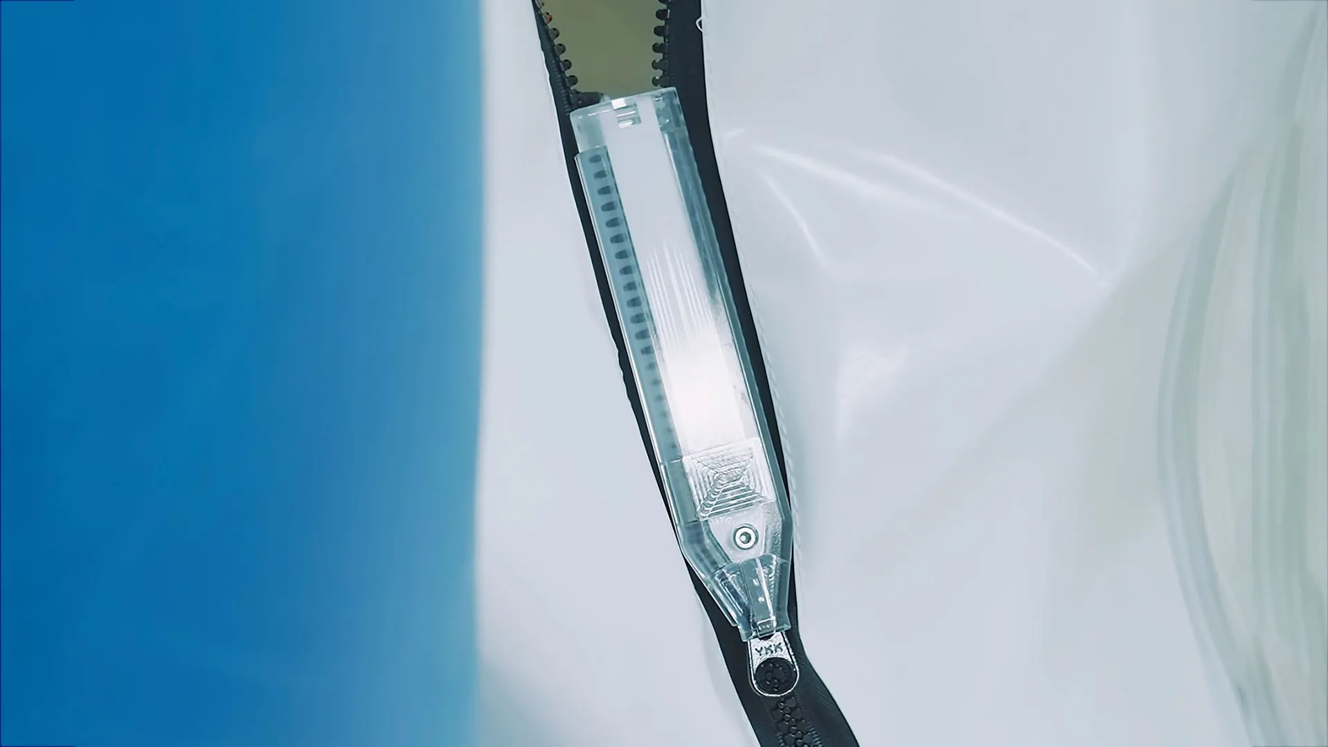Khóa kéo tự động YKK với công nghệ tự động kéo khóa trên một vật liệu vải