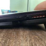 Laptop gaming đặt trên đế tản nhiệt đang hoạt động giúp tăng luồng khí và giảm nhiệt độ.
