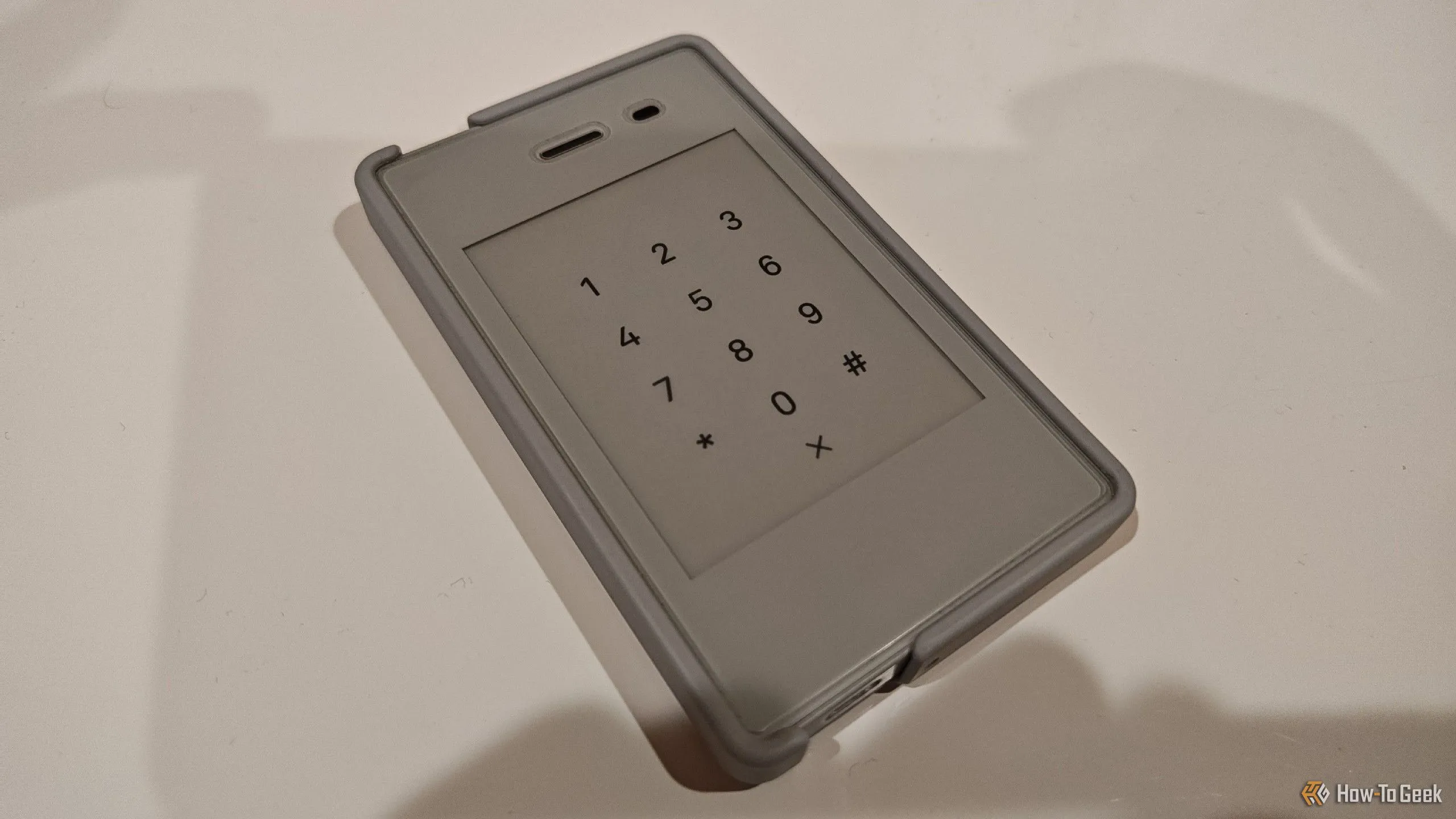 Light Phone 2 đặt trên bề mặt màu trắng, minh họa thiết kế tối giản của điện thoại cục gạch.