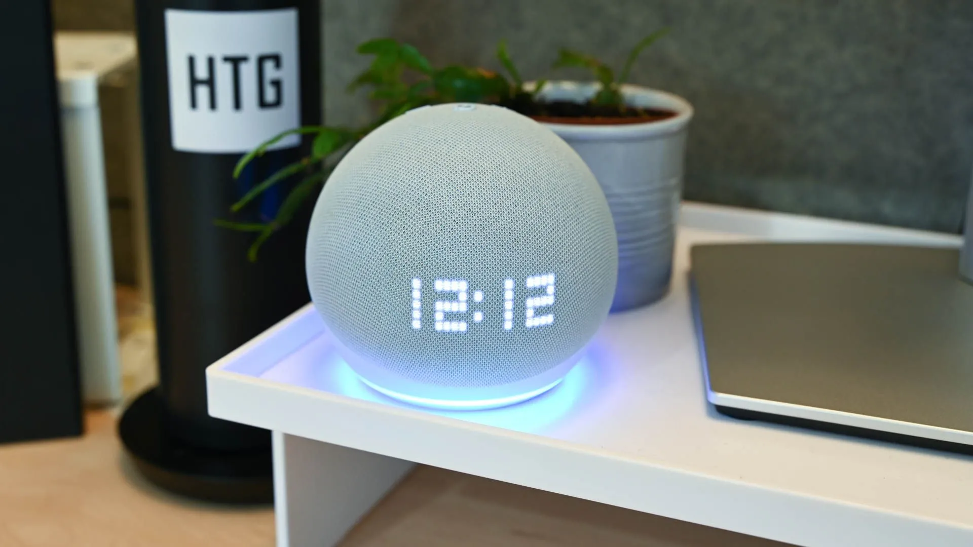 Loa thông minh Amazon Echo Dot thế hệ 5 hiển thị thời gian