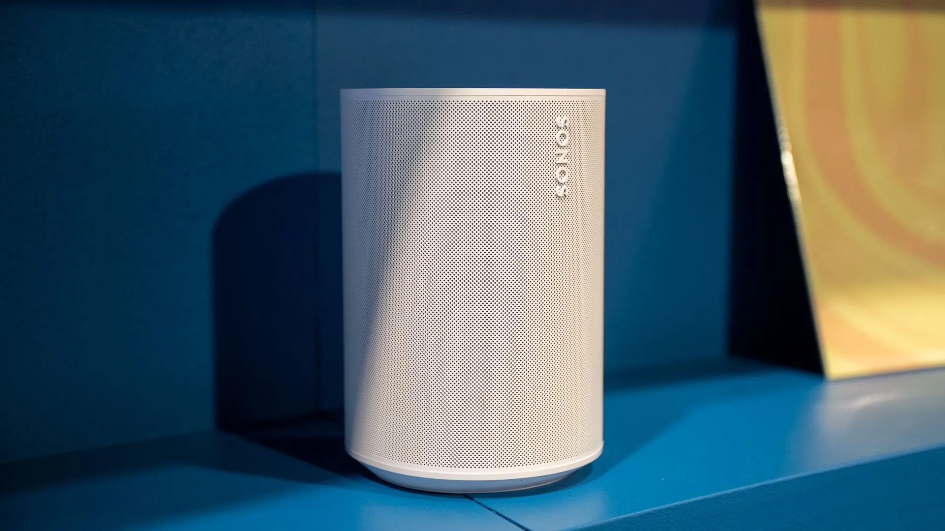 Loa thông minh Sonos Era 100 màu đen đặt cạnh soundbar Sonos Ray, sản phẩm đang được giảm giá