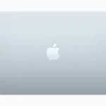 MacBook Air M4 màu xanh dương trên bàn, thể hiện thiết kế mỏng nhẹ và hiện đại của laptop Apple.