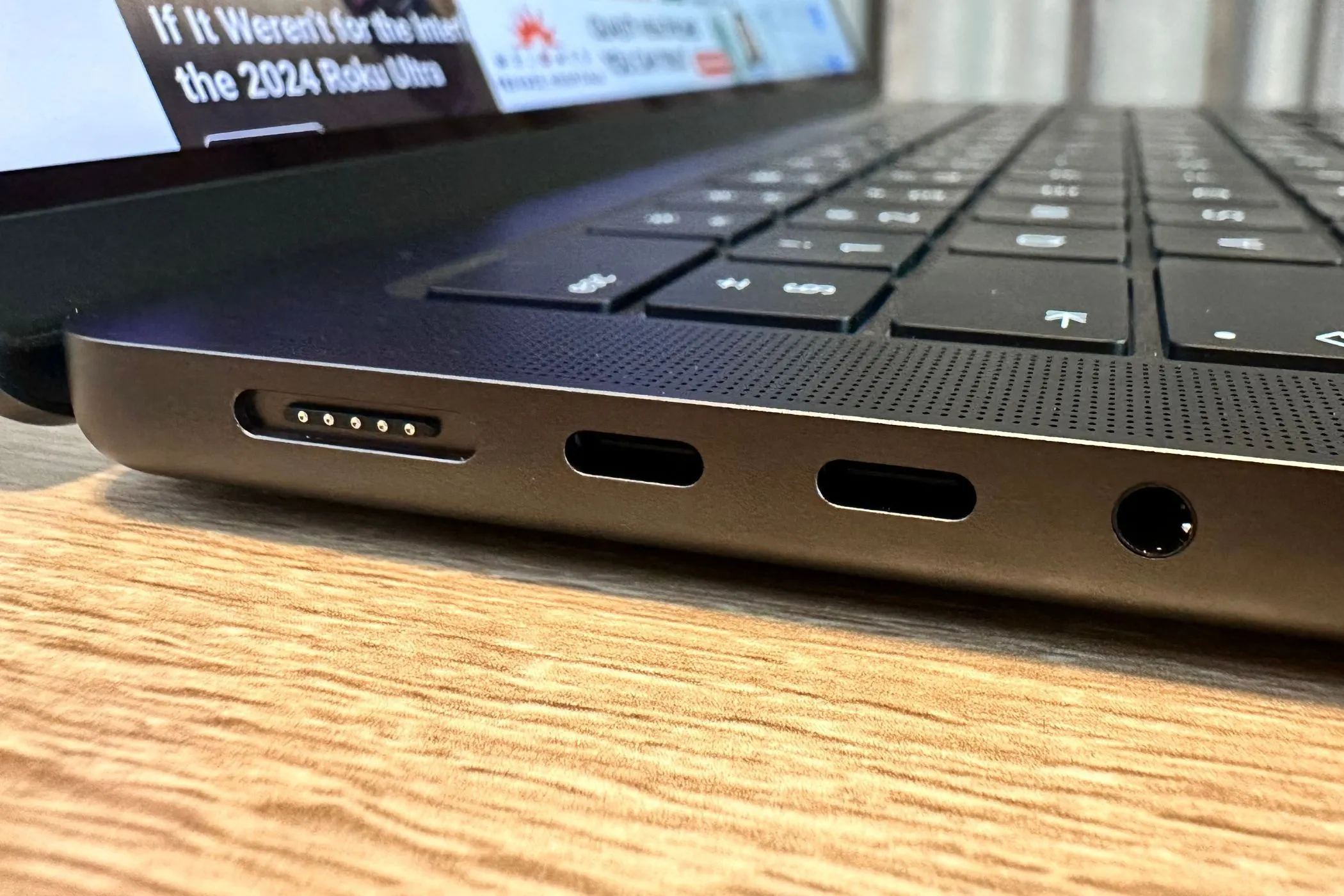 MacBook Pro M4 Pro với các cổng MagSafe và Thunderbolt