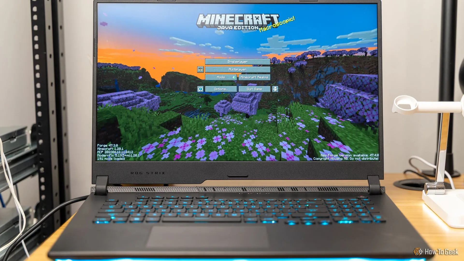 Màn hình chính game Minecraft hiển thị trên máy tính xách tay, thể hiện sự linh hoạt khi chơi Minecraft trên server riêng với bạn bè từ xa.