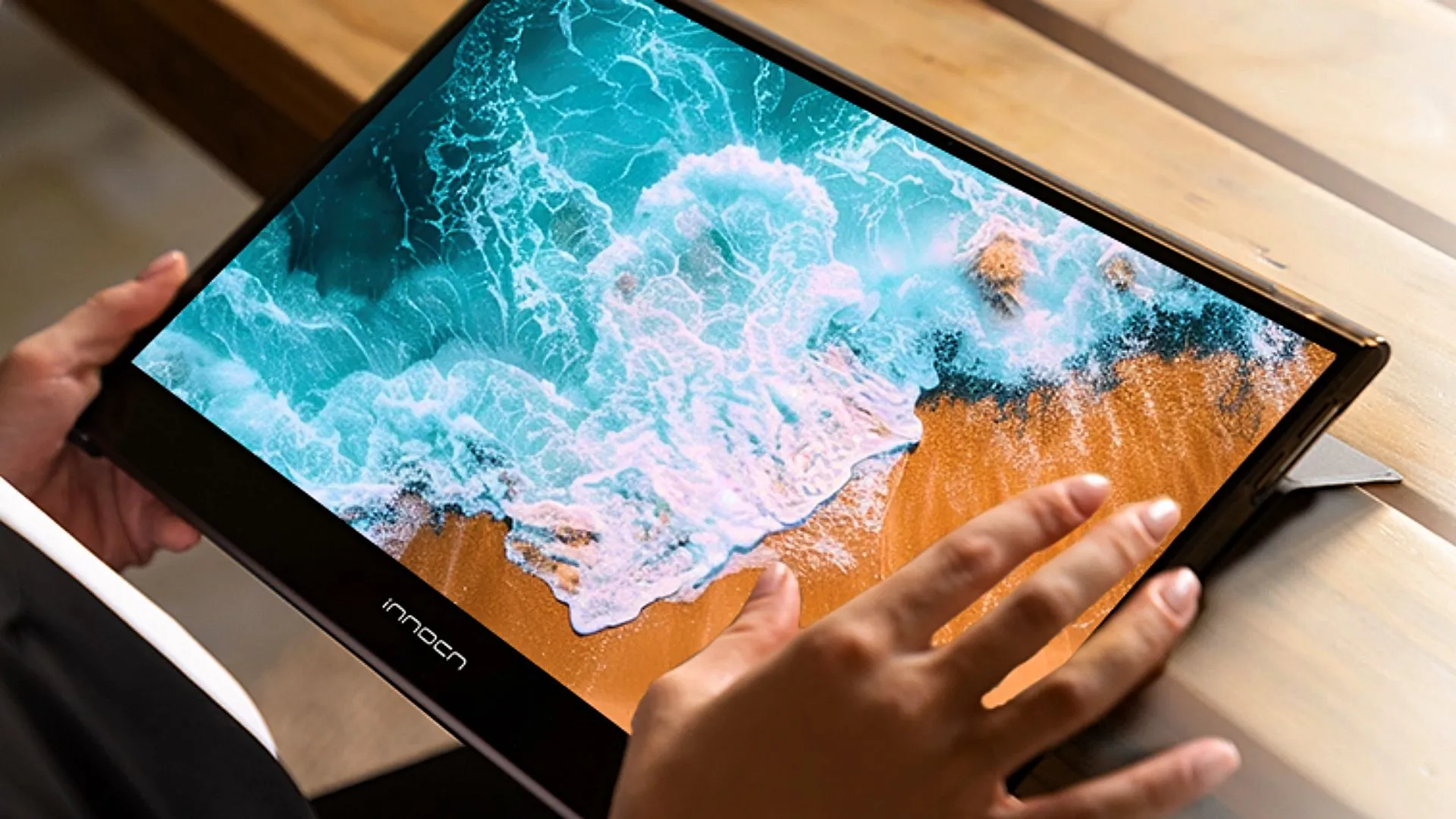 Màn hình di động InnoCN PU15-Pre có màn hình sắc nét, sống động.