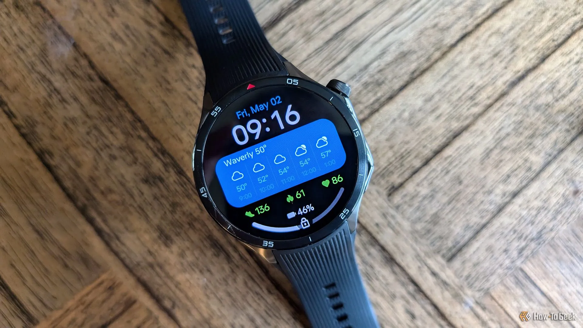 Màn hình đồng hồ thông minh OnePlus Watch 3 hiển thị giao diện người dùng sống động.