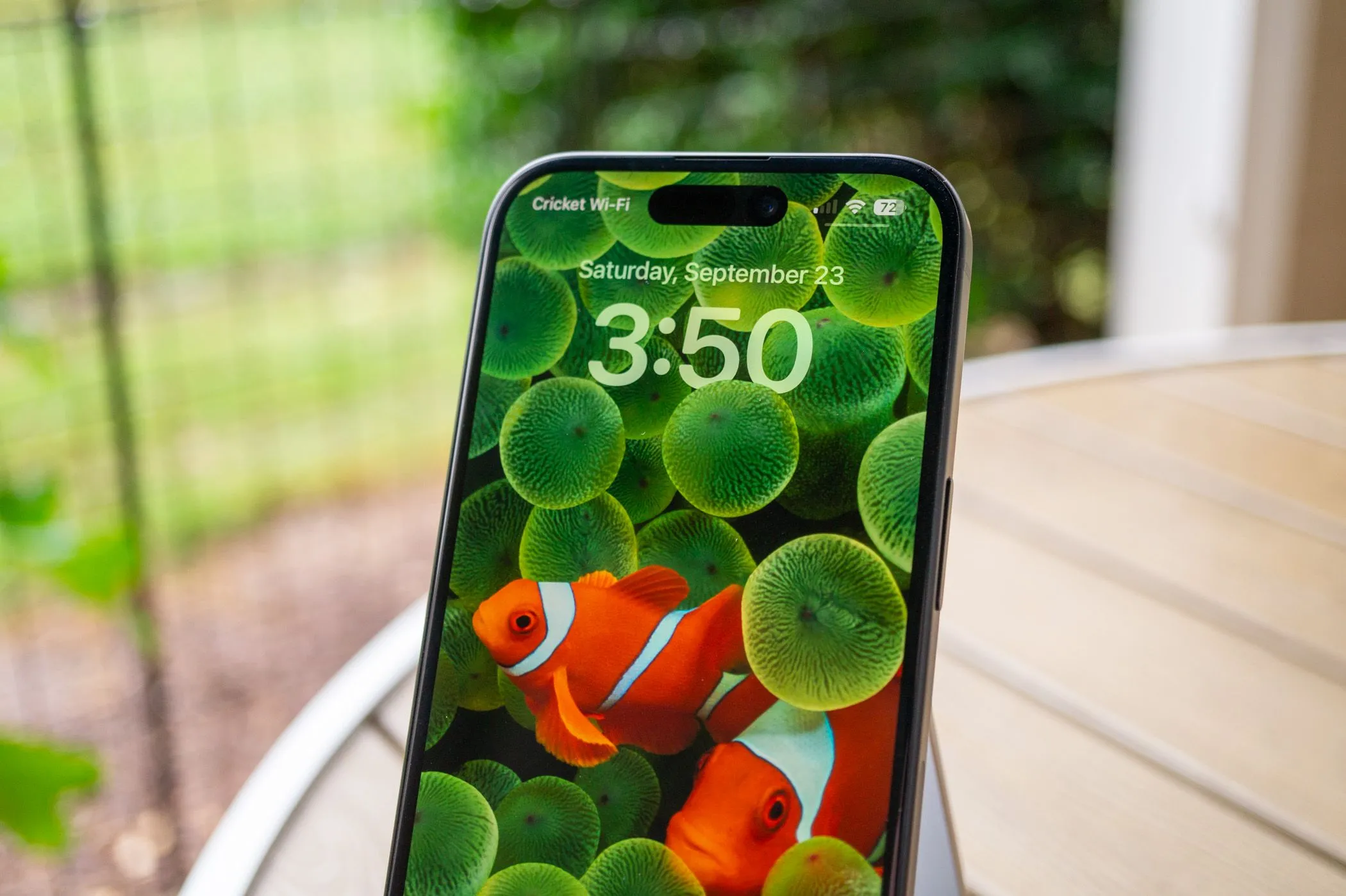 Màn hình khóa iPhone 15 với Dynamic Island và widget