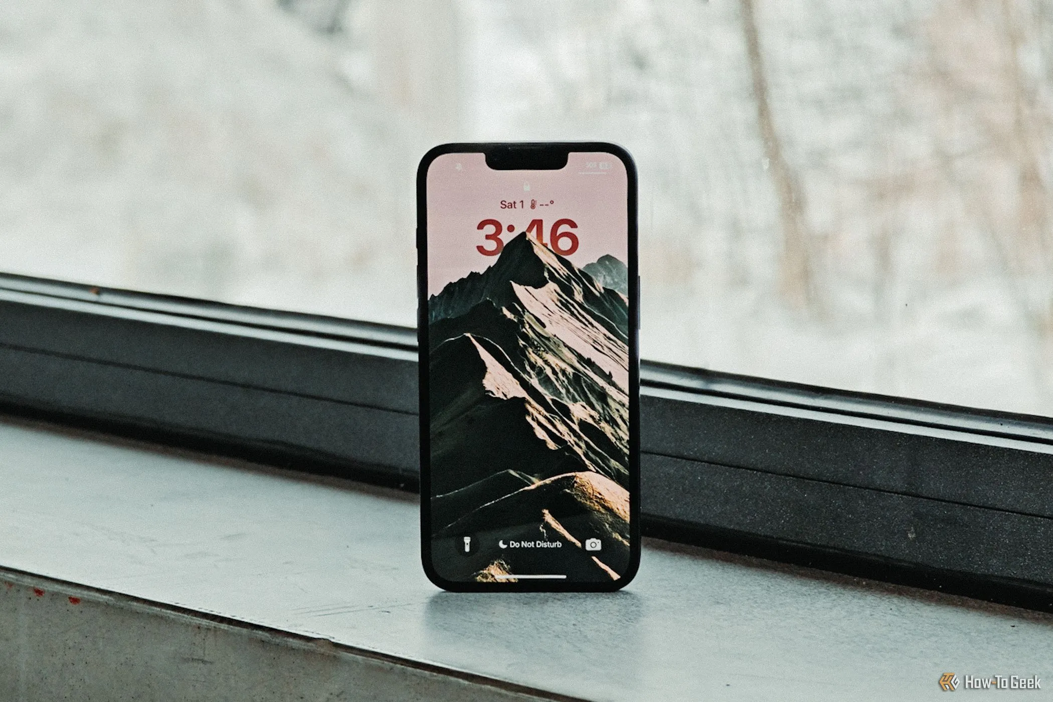 Màn hình khóa iPhone 16e với giao diện iOS, liên quan đến dung lượng lưu trữ