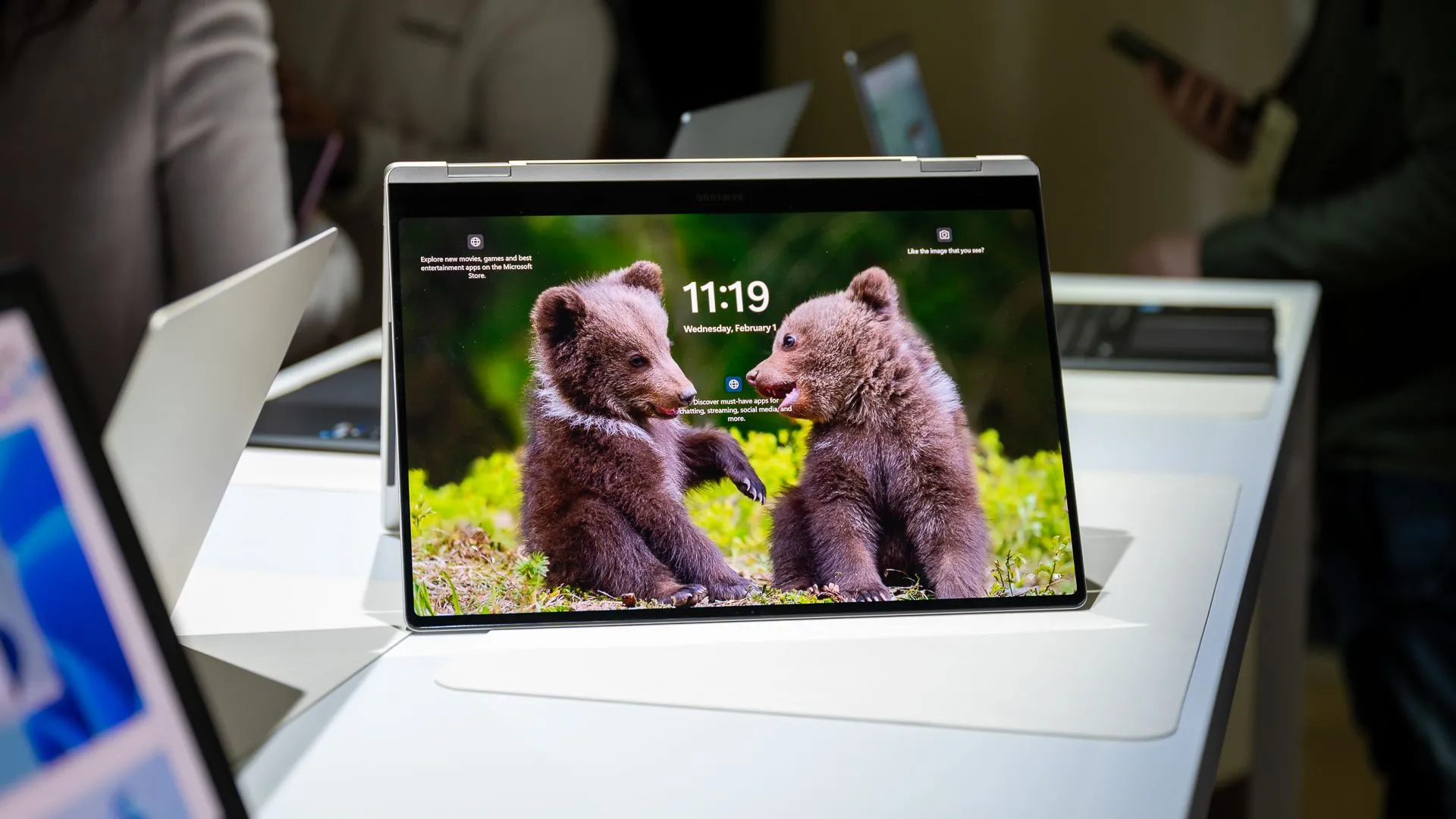 Màn hình laptop Samsung Galaxy Book 3 Pro 360 hiển thị giao diện người dùng, mở ra góc rộng.