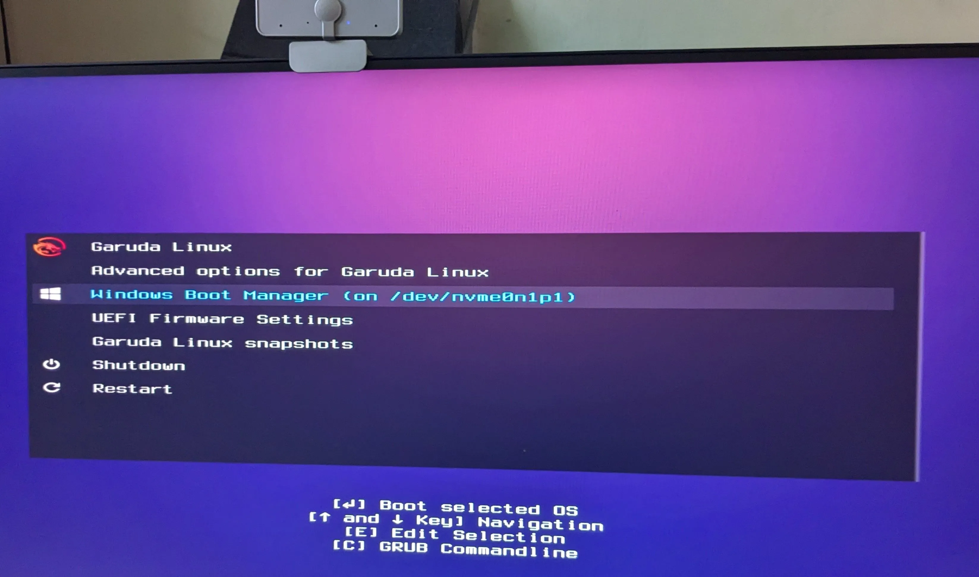 Màn hình lựa chọn hệ điều hành khi khởi động kép Linux Garuda và Windows
