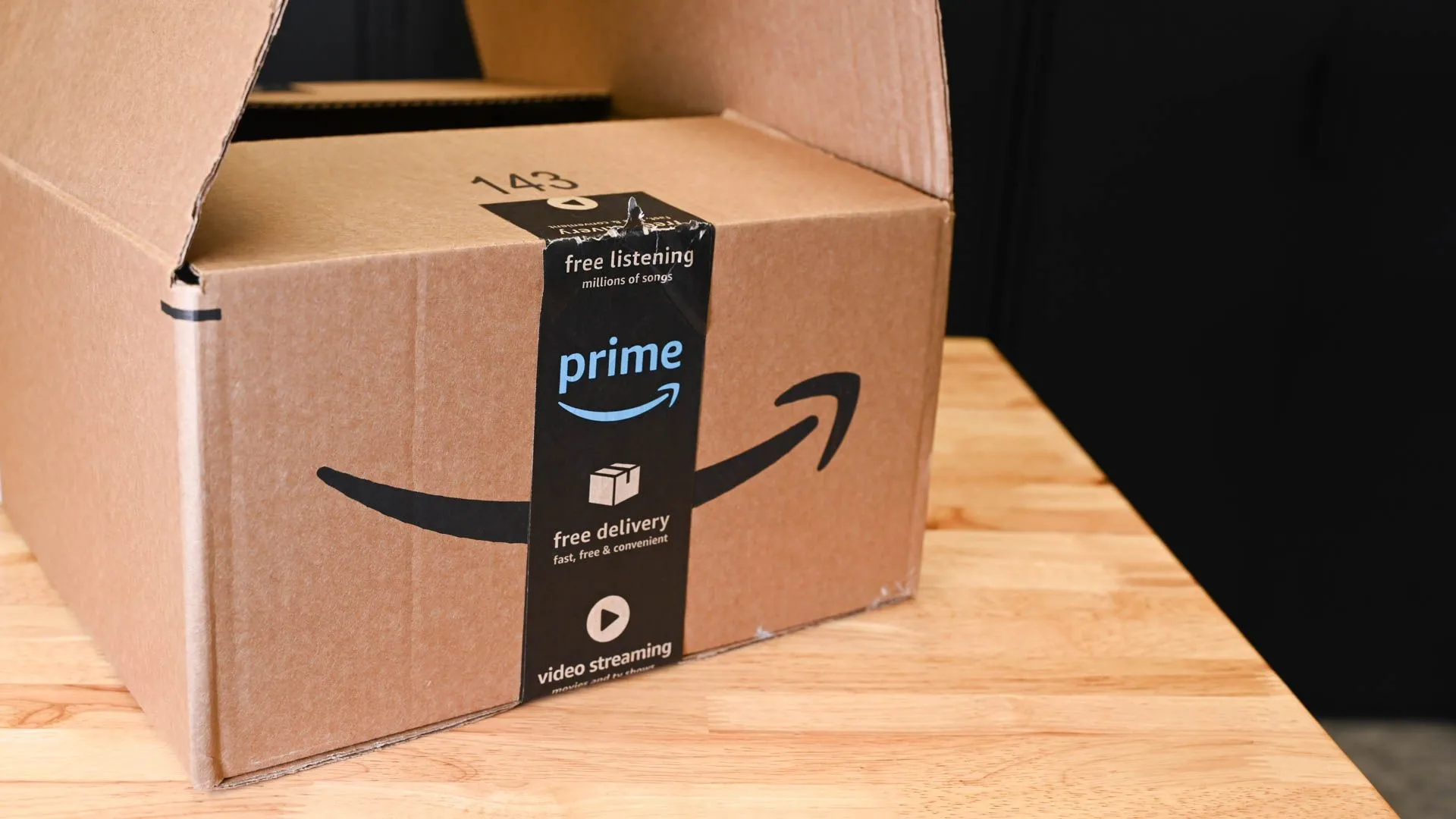 Màn hình máy tính hiển thị trang web Amazon, tượng trưng cho chi phí tăng