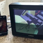 Màn hình Samsung SyncMaster CRT đang trình chiếu phim hoạt hình trên iPad, minh họa khả năng kết nối linh hoạt.