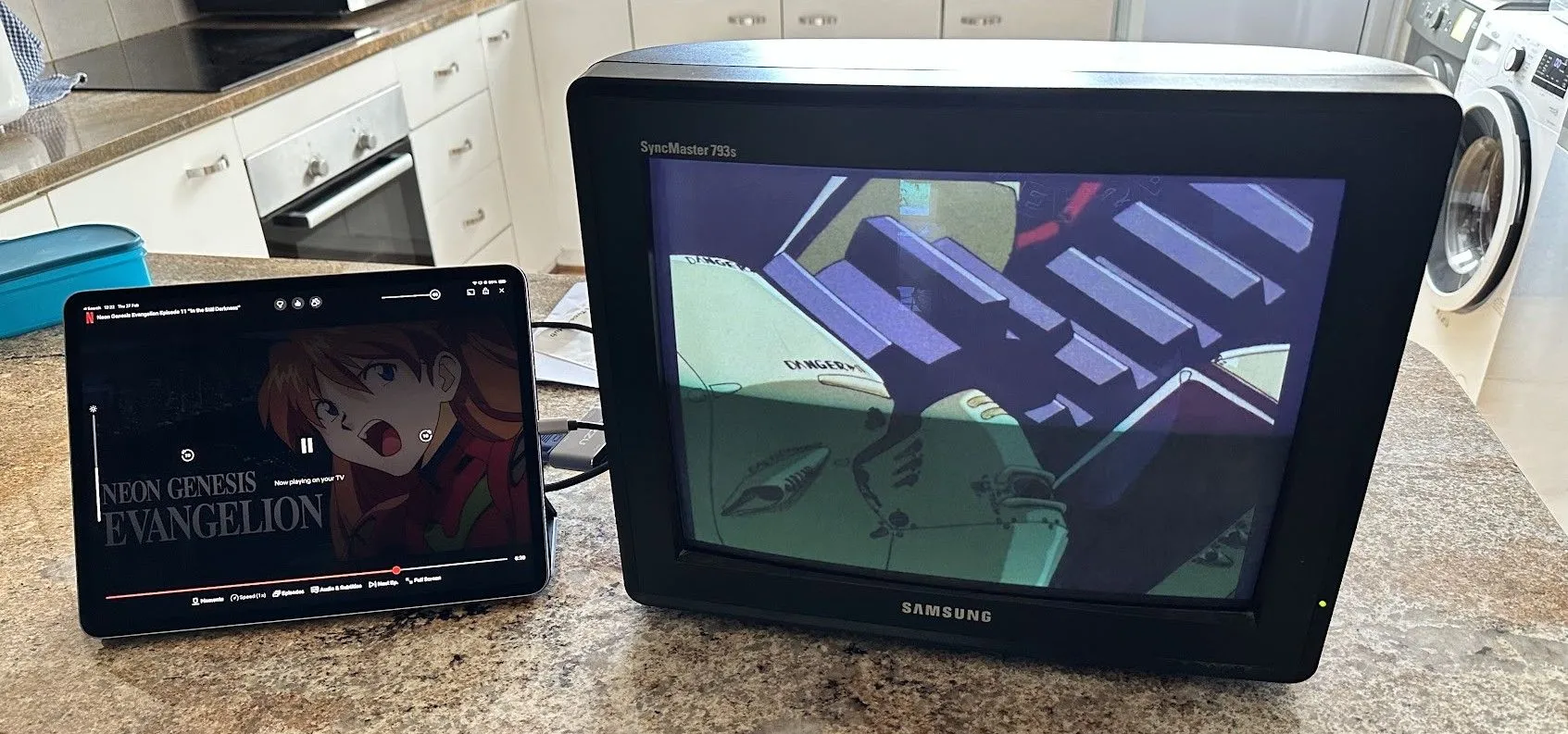 Màn hình Samsung SyncMaster CRT đang trình chiếu phim hoạt hình trên iPad, minh họa khả năng kết nối linh hoạt.