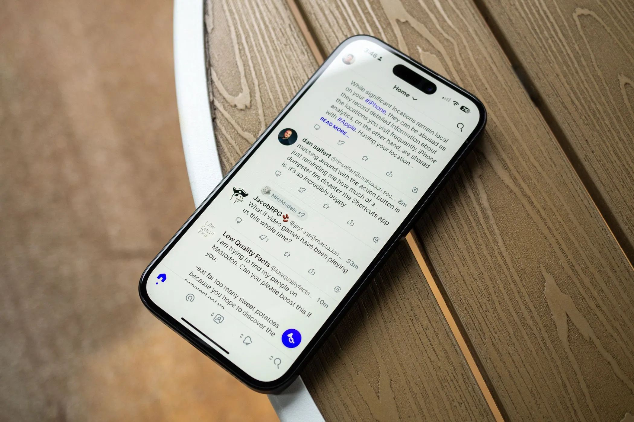 Màn hình Super Retina XDR của iPhone 15 hiển thị ứng dụng