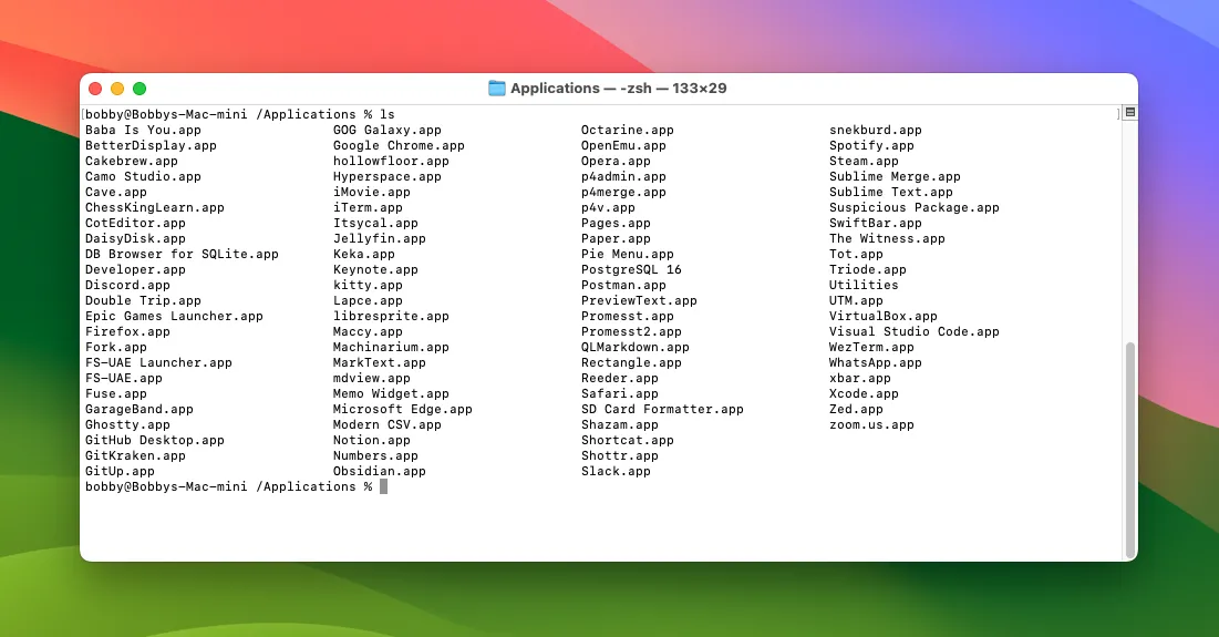 Màn hình Terminal trên macOS liệt kê danh sách các tệp và thư mục trong thư mục Applications.