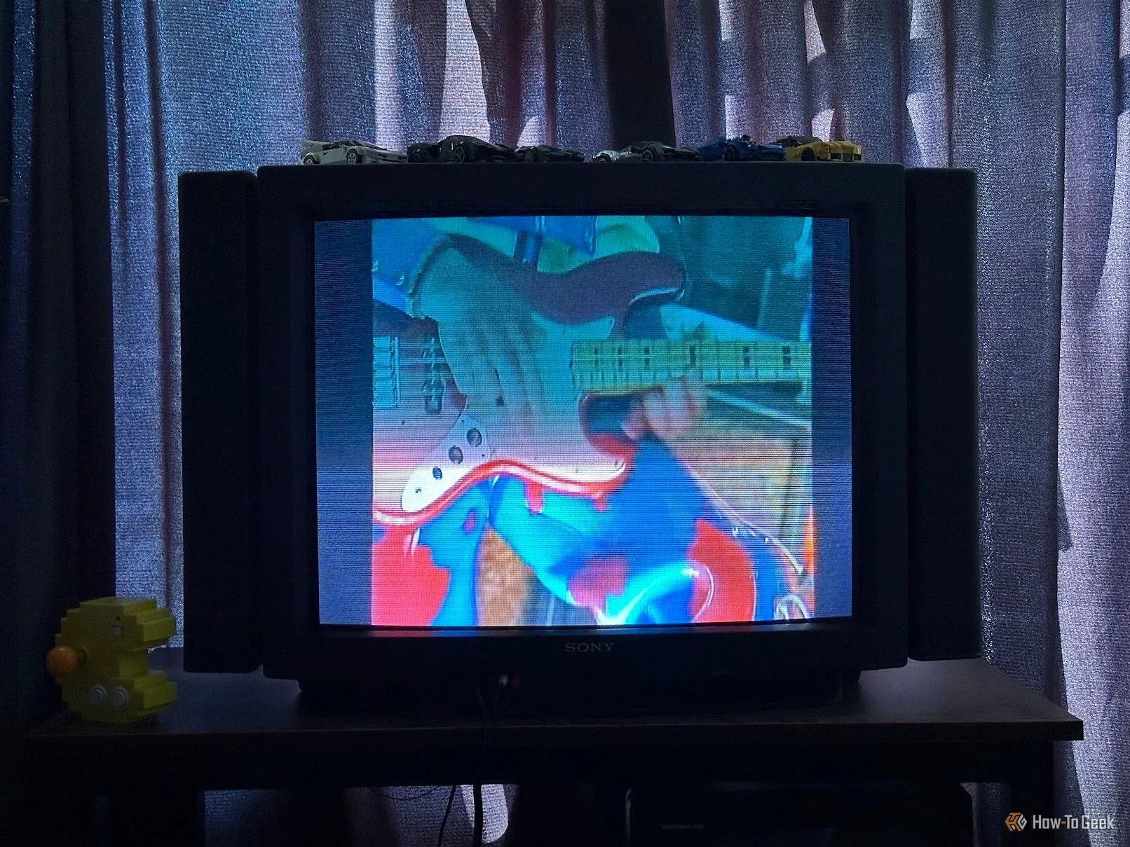 Màn hình TV CRT hiển thị video với dải đen rộng hai bên, minh họa lỗi tỷ lệ khung hình khi kết nối máy tính Windows/macOS.