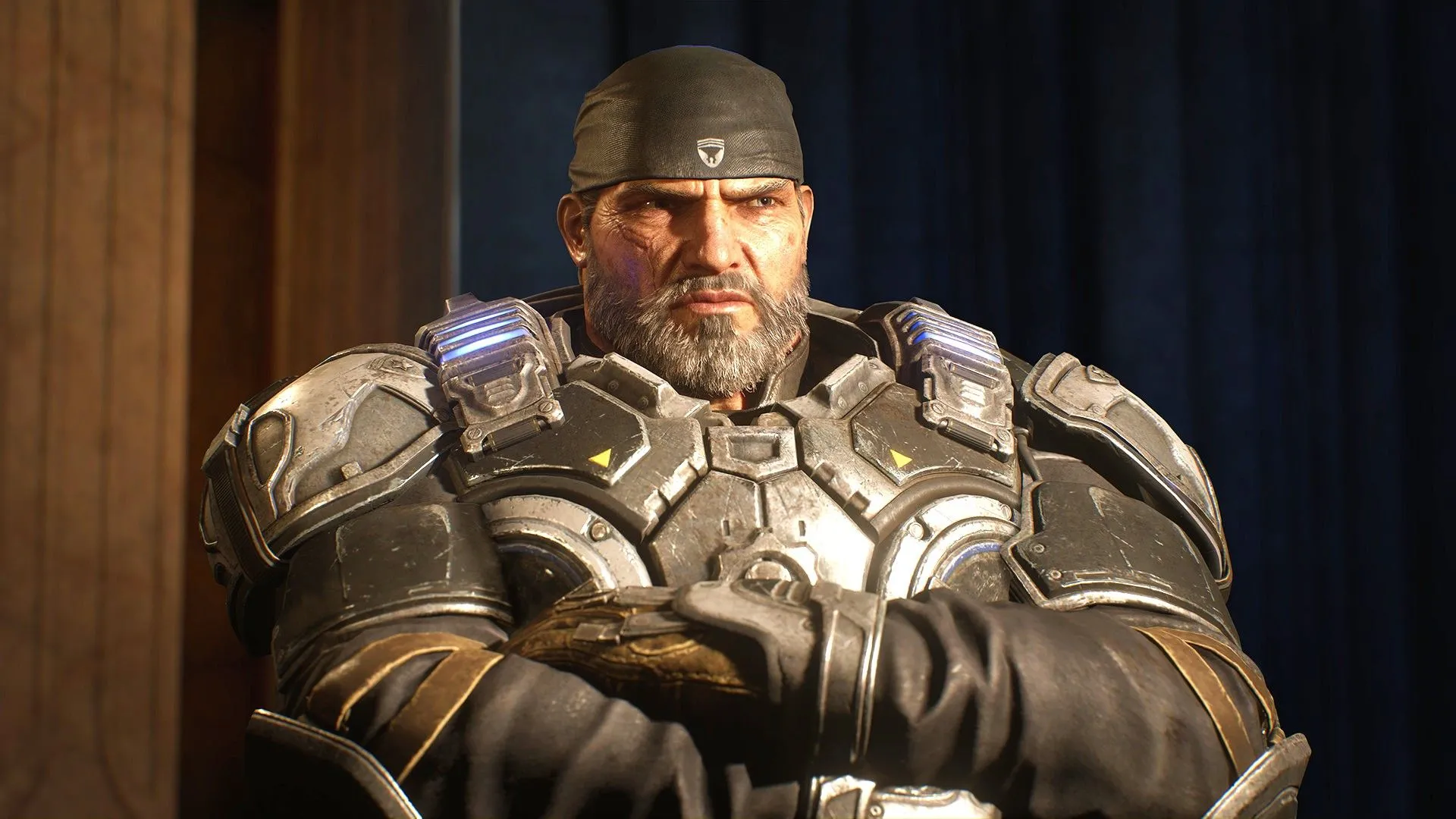 Marcus Fenix đứng khoanh tay trong Gears of War 5 với trang phục quân đội đặc trưng