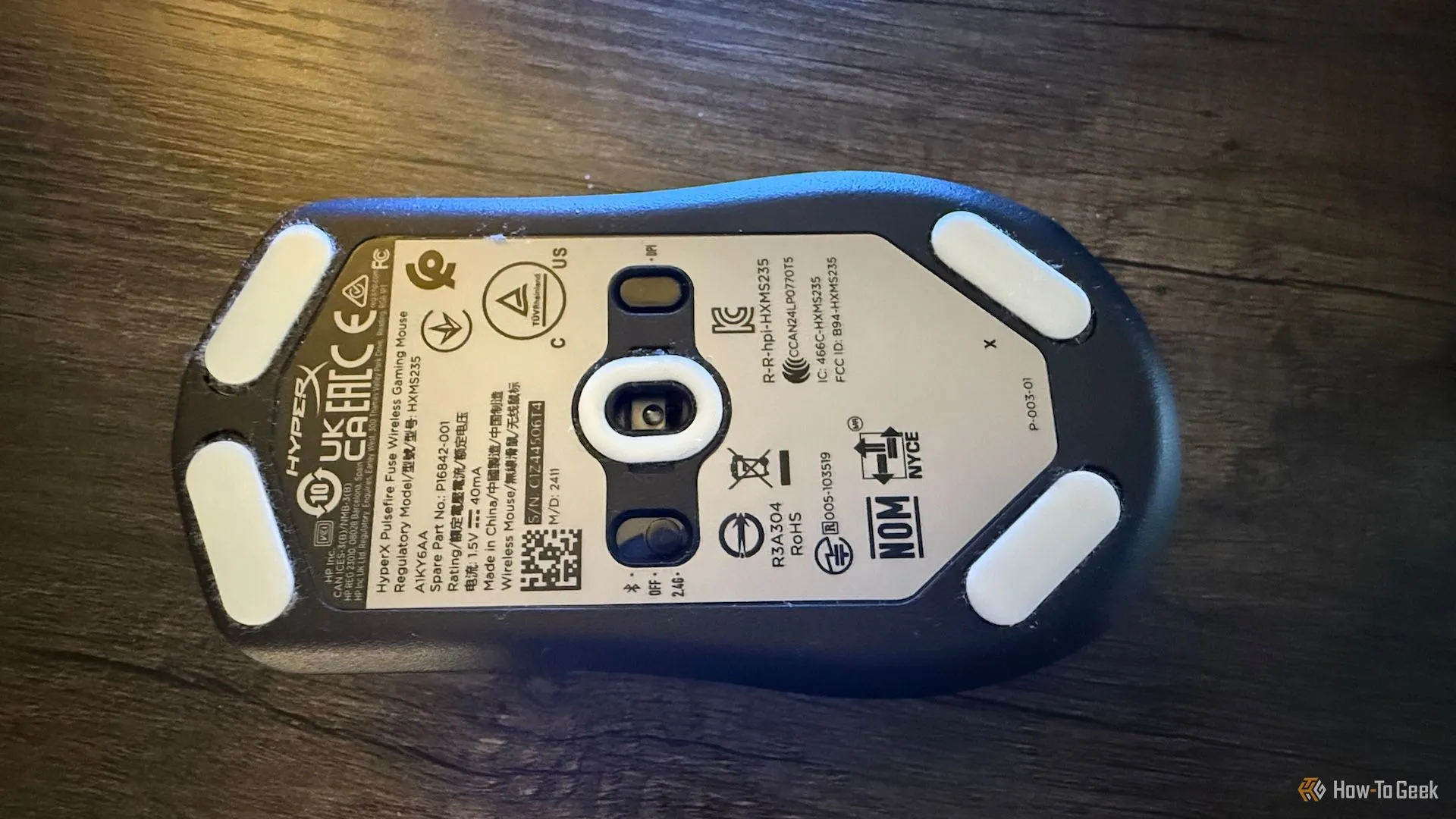 Mặt dưới chuột gaming HyperX Pulsefire Fuse hiển thị feet và cảm biến.