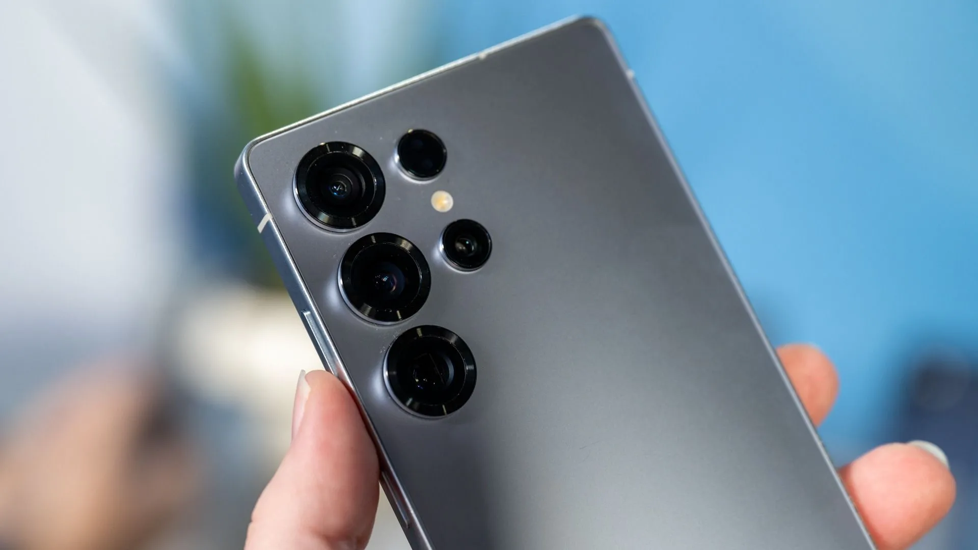 Mặt lưng Samsung Galaxy S25 Ultra màu đen với cụm camera sau nổi bật