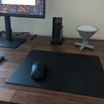 Mẫu điện thoại Samsung Galaxy Z Fold 6 đang kết nối với màn hình ngoài qua chế độ Samsung DeX, biến chiếc điện thoại thành một máy tính bàn làm việc.