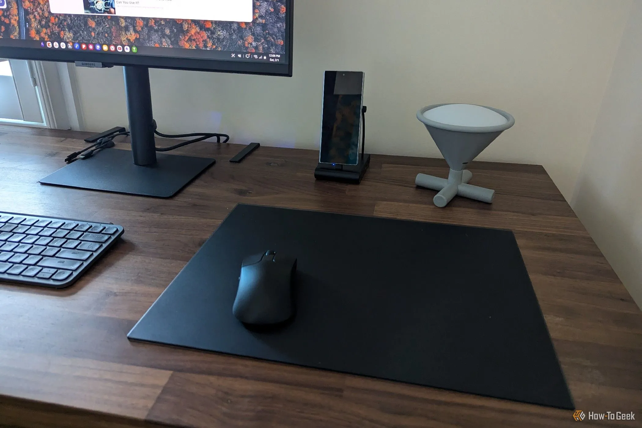 Mẫu điện thoại Samsung Galaxy Z Fold 6 đang kết nối với màn hình ngoài qua chế độ Samsung DeX, biến chiếc điện thoại thành một máy tính bàn làm việc.