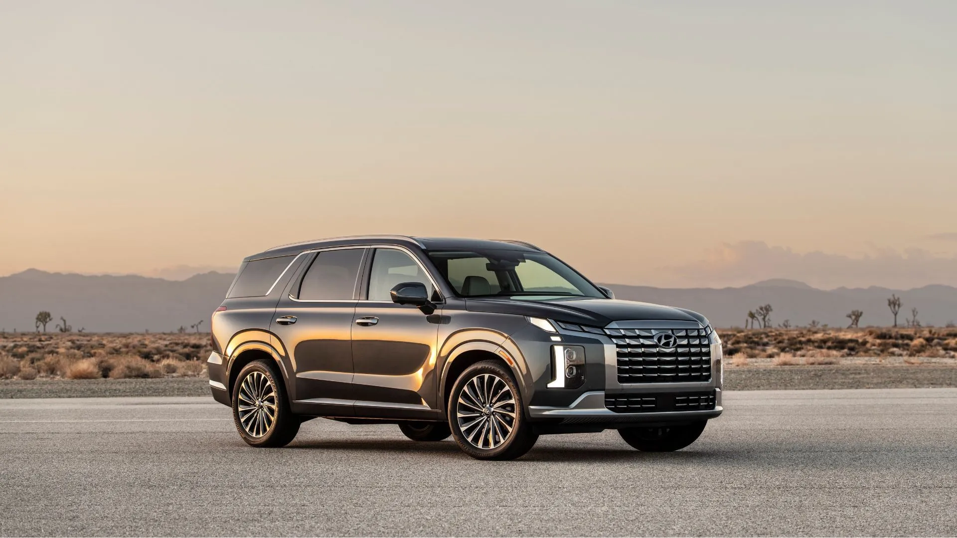 Mẫu SUV Hyundai Palisade màu trắng bạc, đang di chuyển trên đường