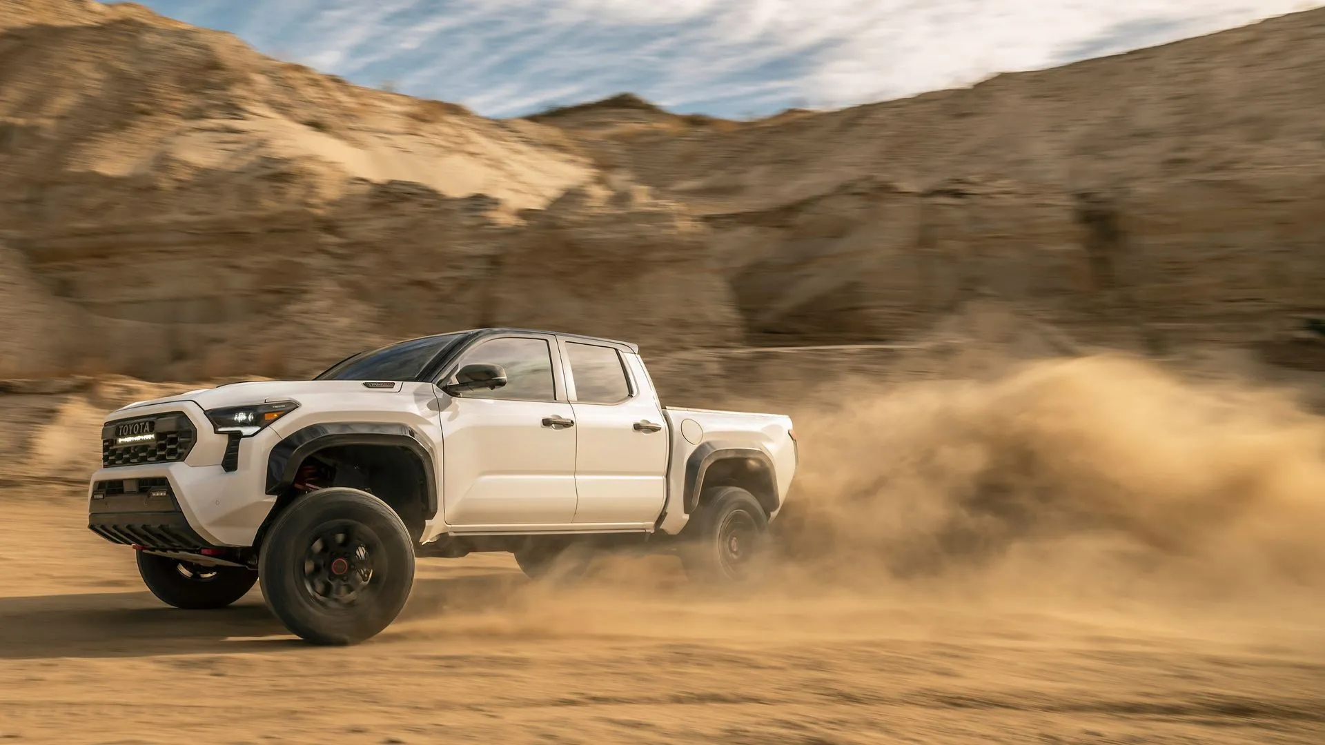 Mẫu xe bán tải Toyota TRD Pro 2025 màu xanh lá cây đậm, sẵn sàng cho địa hình off-road