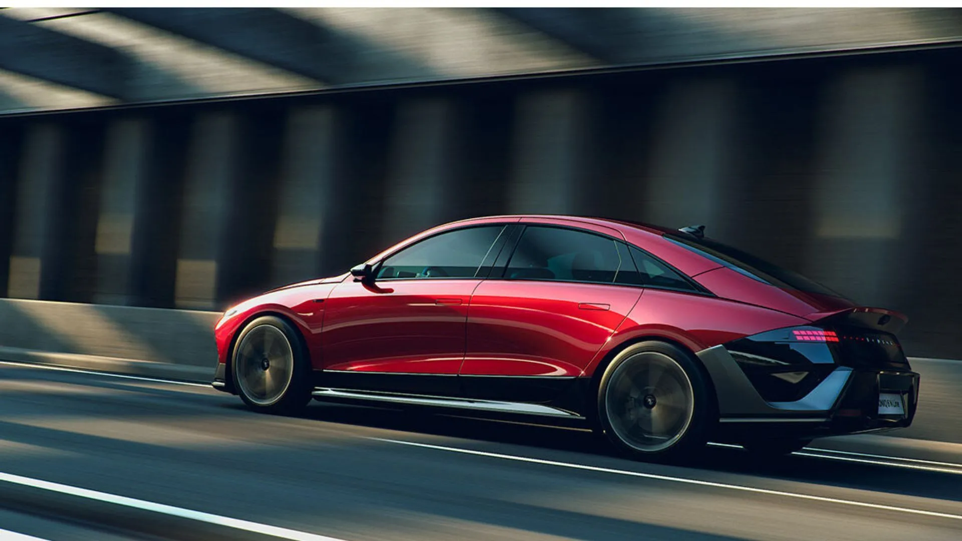 Mẫu xe điện Hyundai Ioniq 6 màu xanh dương với thiết kế khí động học tinh tế