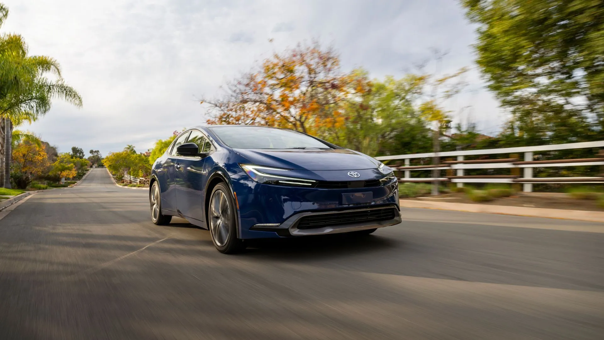 Mẫu xe hybrid Toyota Prius Limited 2025 màu xanh lam, biểu tượng cho sự thành công của dòng xe hybrid