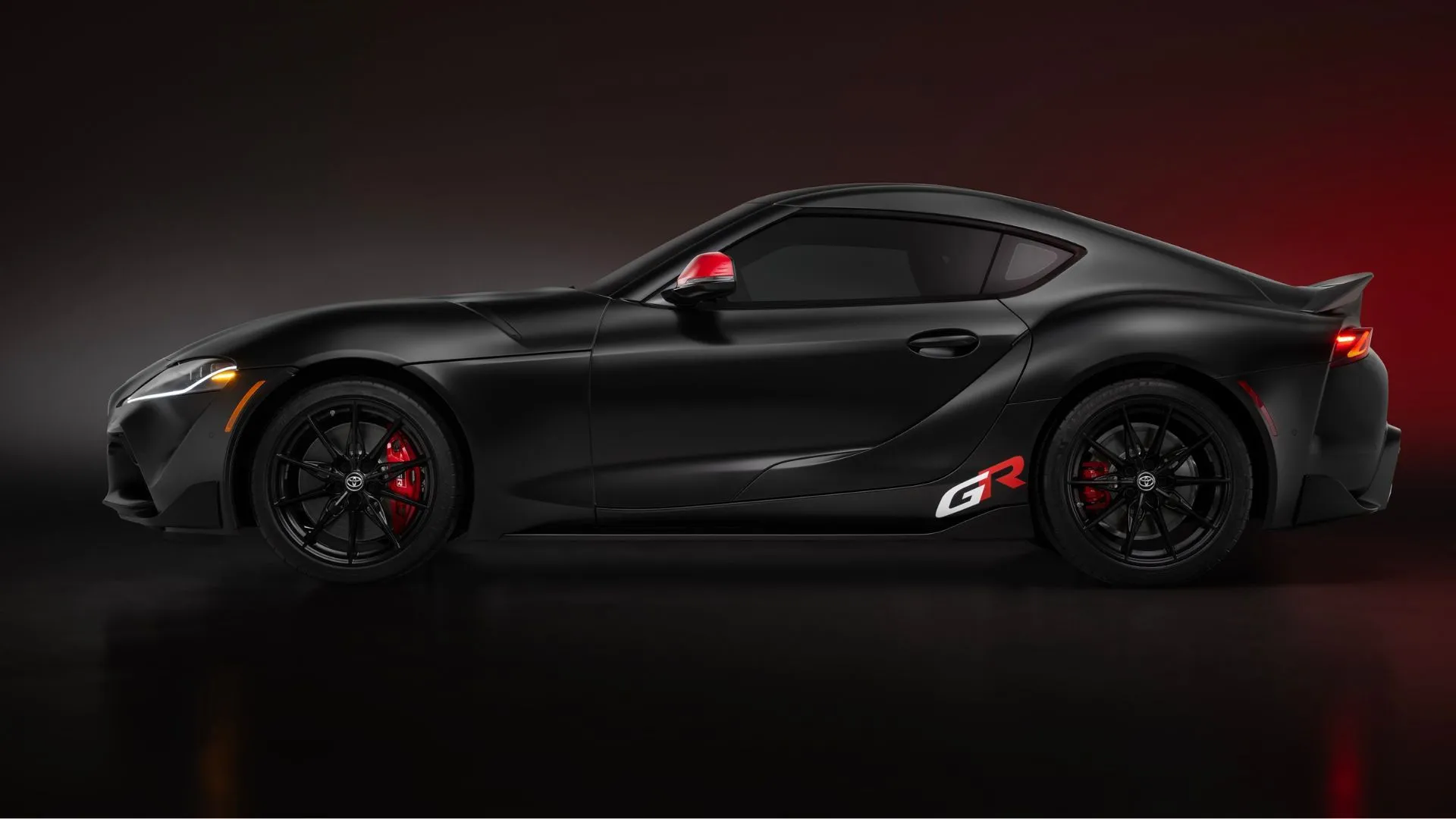 Mẫu xe thể thao Toyota GR Supra 2026 màu đen bóng, với thiết kế mạnh mẽ và hiện đại