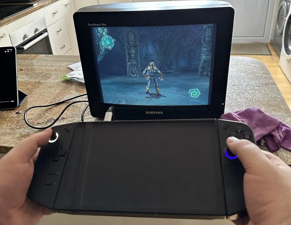 Máy chơi game Lenovo Legion Go kết nối với màn hình CRT, trình chiếu tựa game Legacy of Kain: Soul Reaver, thể hiện tính năng chơi game kết hợp.