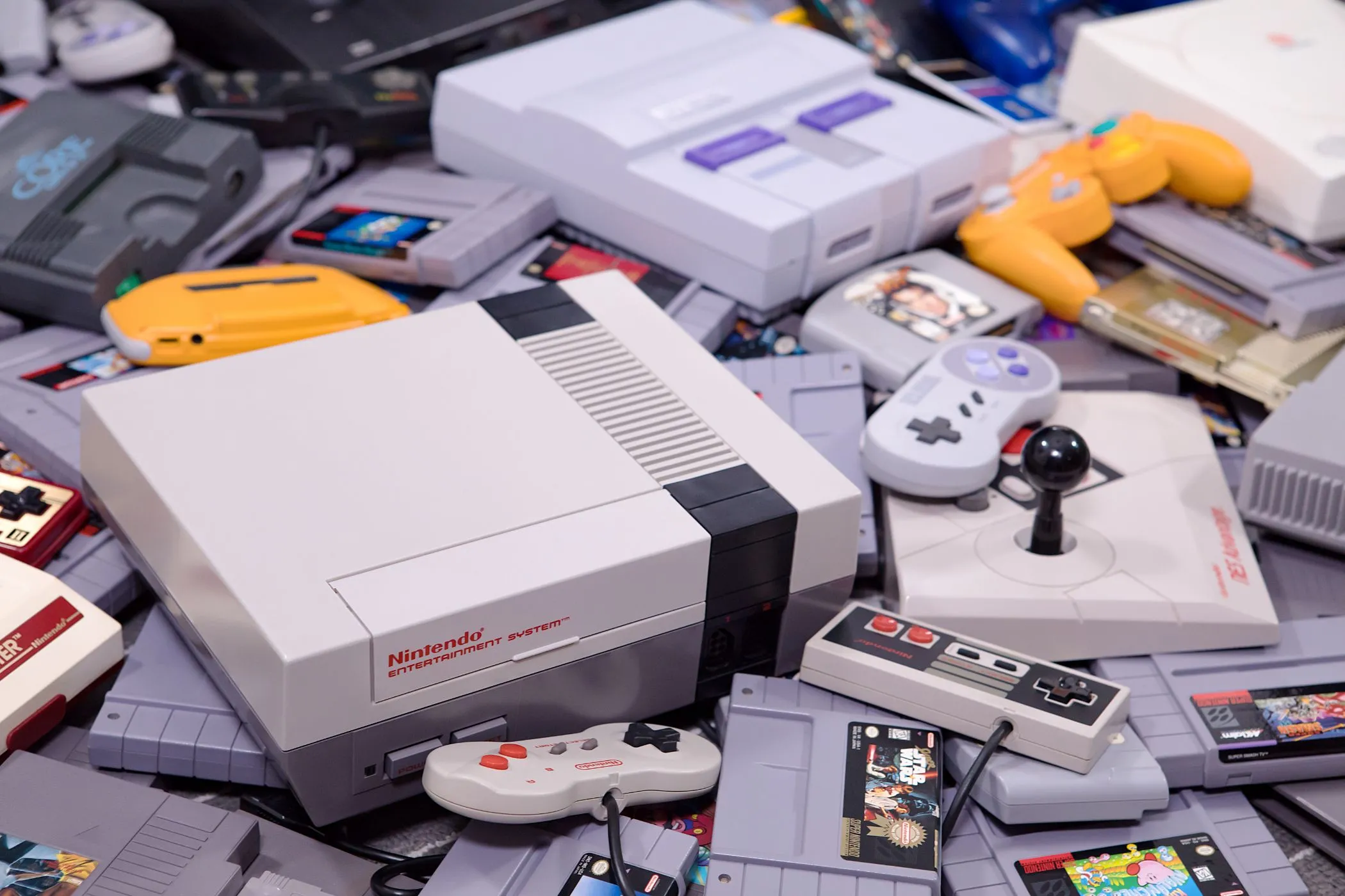 Máy chơi game NES và SNES cùng băng đĩa và tay cầm cổ điển