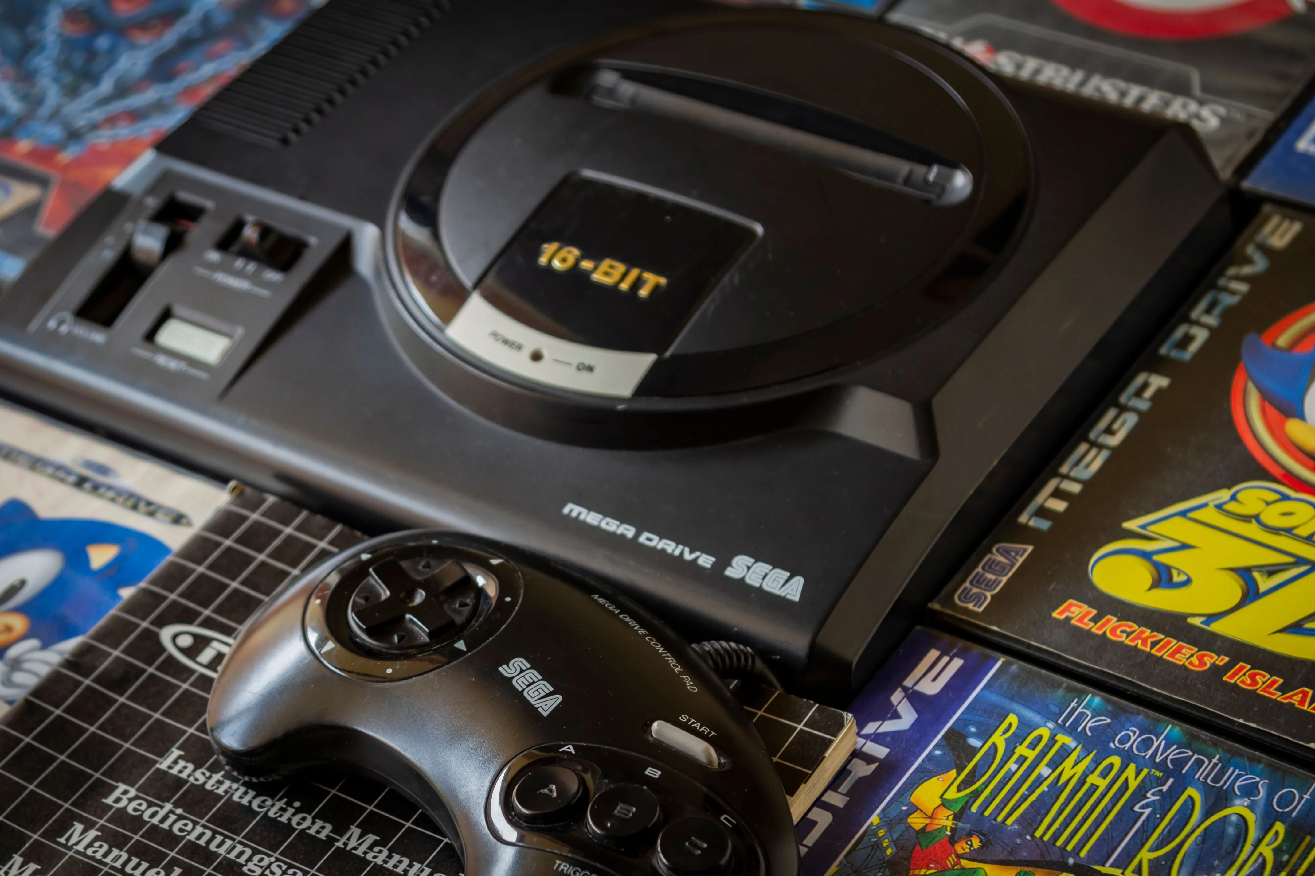 Máy chơi game Sega Genesis cùng một số băng game và tay cầm điều khiển