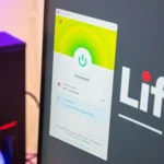 Máy tính chạy Windows 11 với ExpressVPN đang hoạt động, minh họa khả năng xem Netflix không giới hạn.