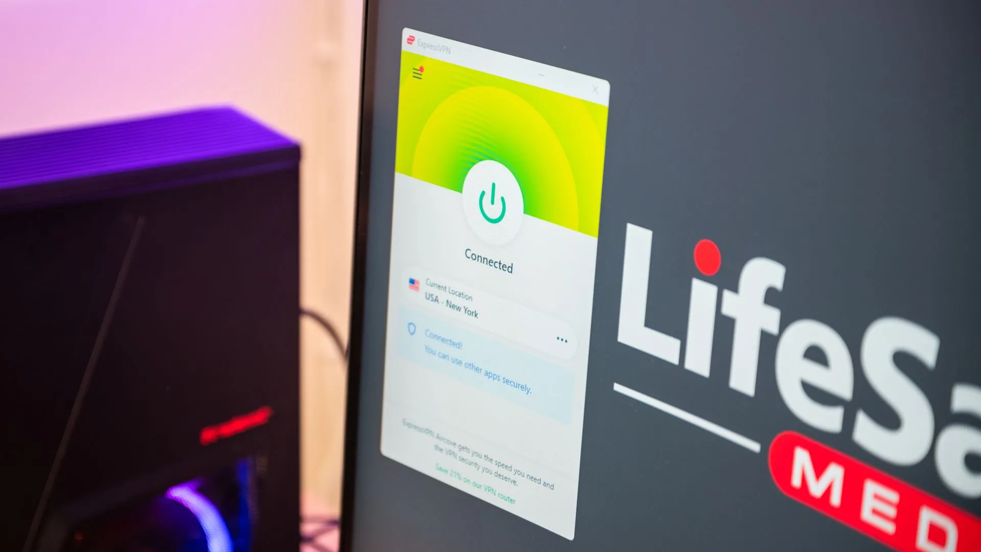 Máy tính chạy Windows 11 với ExpressVPN đang hoạt động, minh họa khả năng xem Netflix không giới hạn.