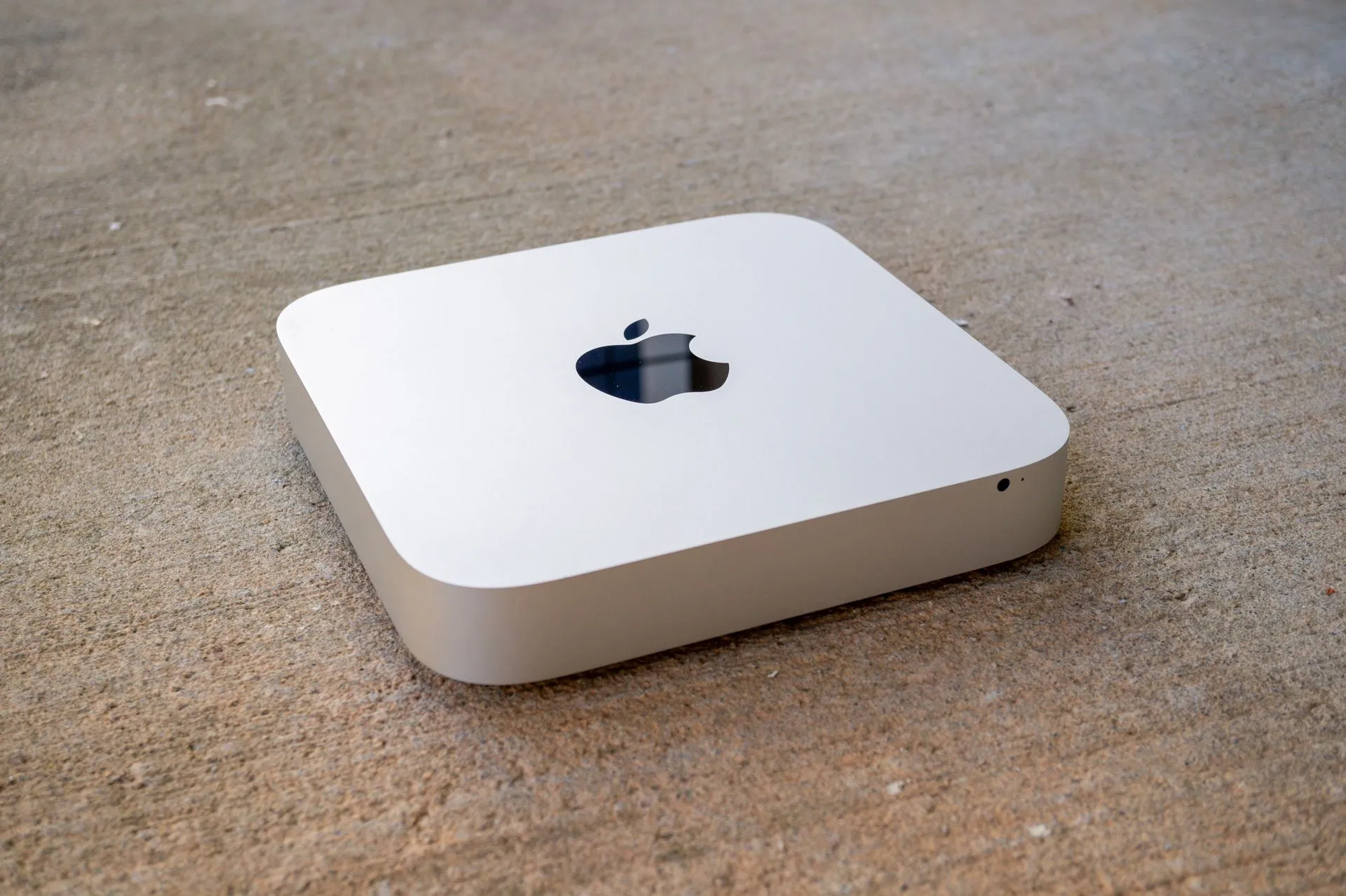 Máy tính Mac Mini, một ví dụ về thiết bị Apple đã qua sử dụng cần kiểm tra kỹ các rủi ro như Activation Lock và MDM