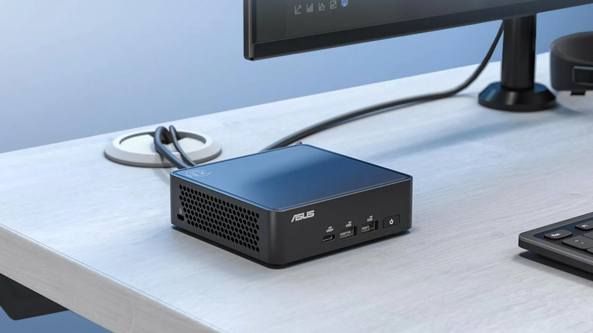 Máy tính mini ASUS NUC 15 Pro màu đen kết nối với màn hình
