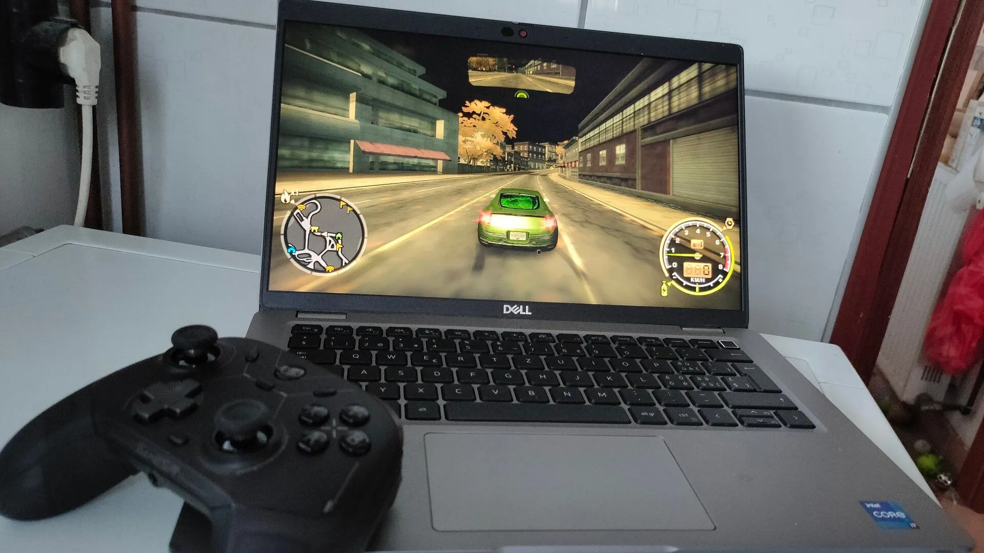 Máy tính xách tay Dell Latitude đang chạy tựa game Need for Speed cũ
