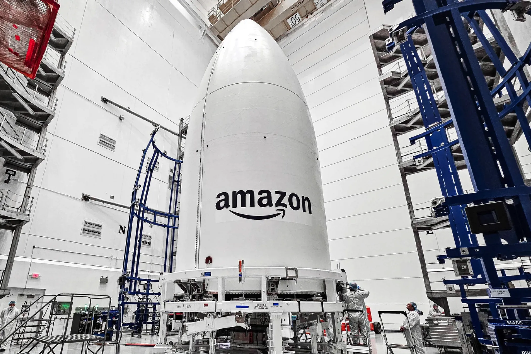 Minh họa vệ tinh Project Kuiper của Amazon đang quay quanh Trái Đất