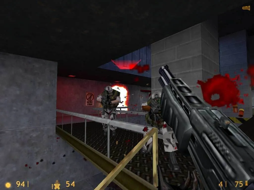 Một cảnh chơi trong game Half-Life, mô tả môi trường khoa học viễn tưởng với các cấu trúc kim loại và một nhân vật trong bộ đồ chống độc đang cầm vũ khí.