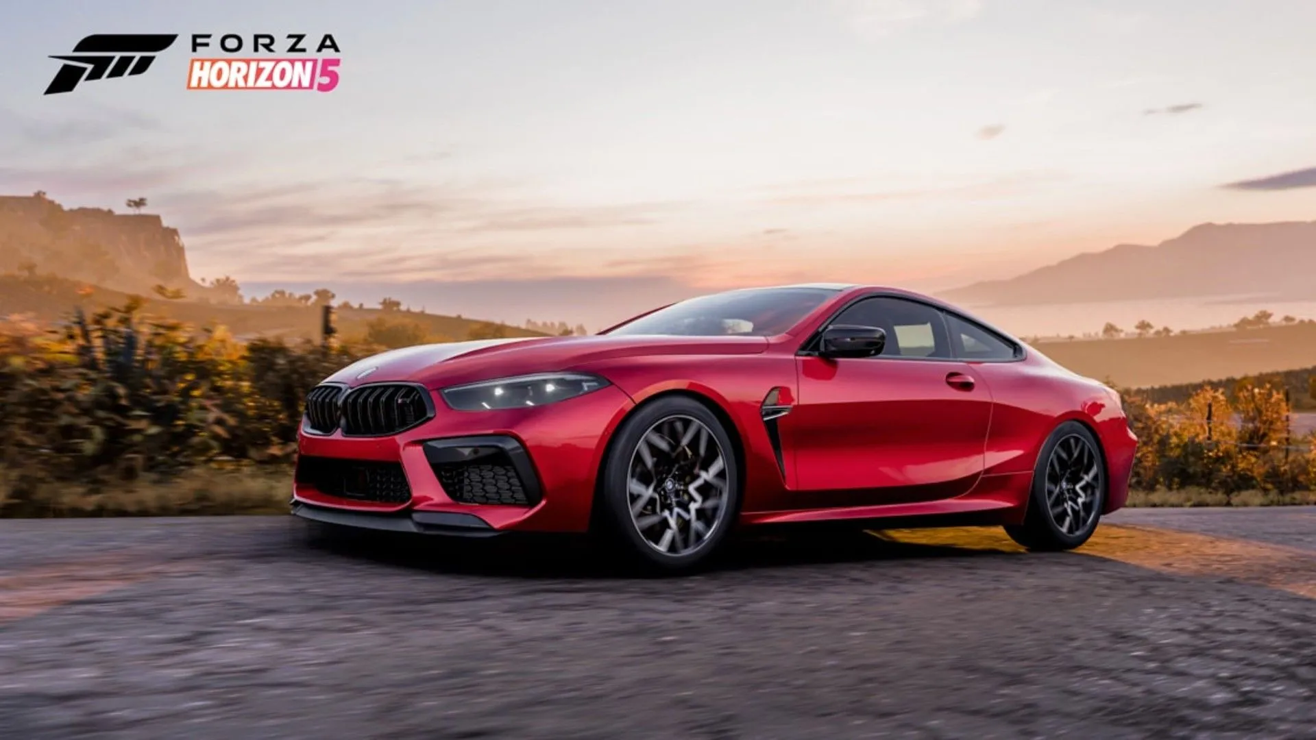 Một chiếc xe màu đỏ trên đường gần cảnh hoàng hôn trong Forza Horizon 5