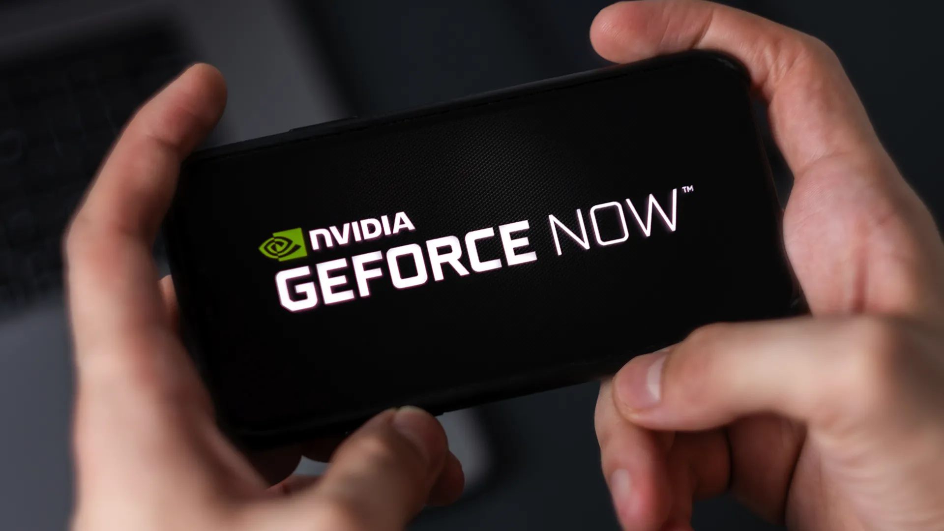 Một game thủ đang trải nghiệm NVIDIA GeForce Now trên điện thoại thông minh, minh họa tiềm năng của cloud gaming.