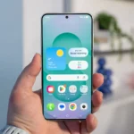 Một người dùng đang cầm điện thoại Samsung Galaxy S25 và nhìn vào màn hình hiển thị sống động.