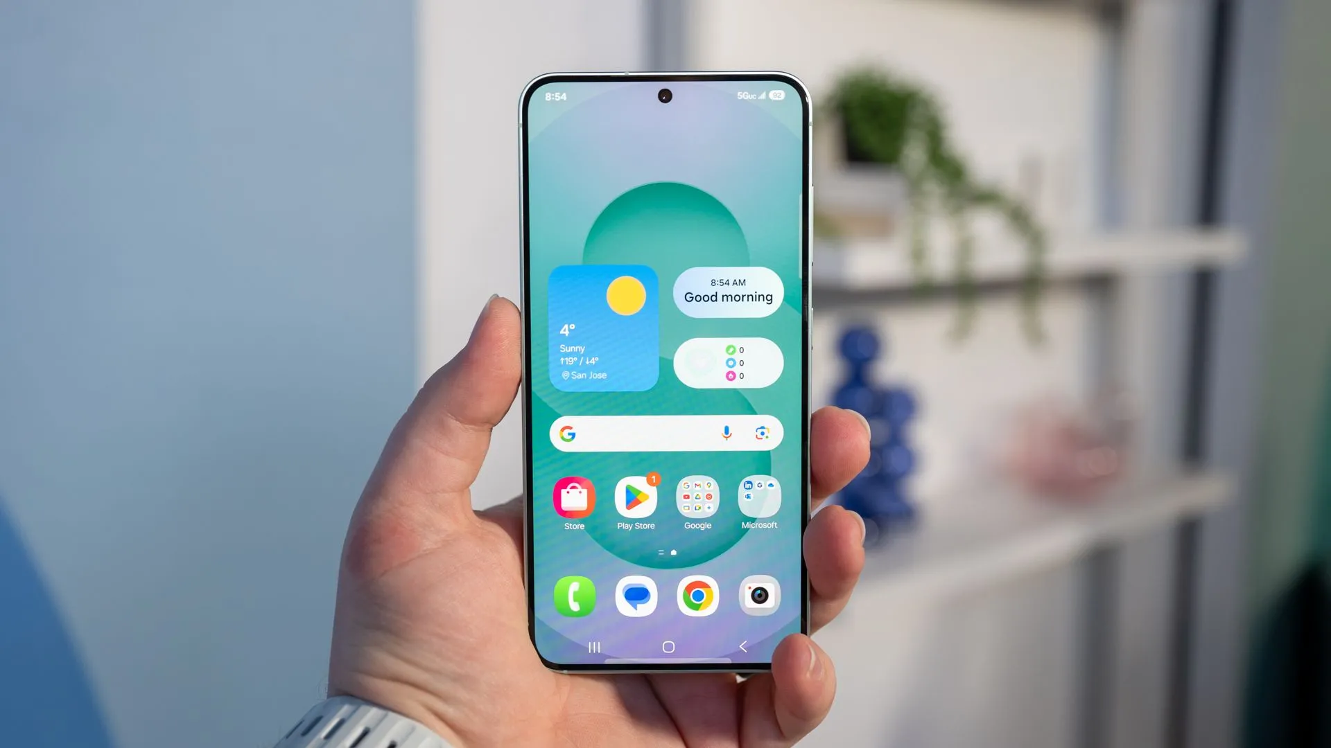 Một người dùng đang cầm điện thoại Samsung Galaxy S25 và nhìn vào màn hình hiển thị sống động.