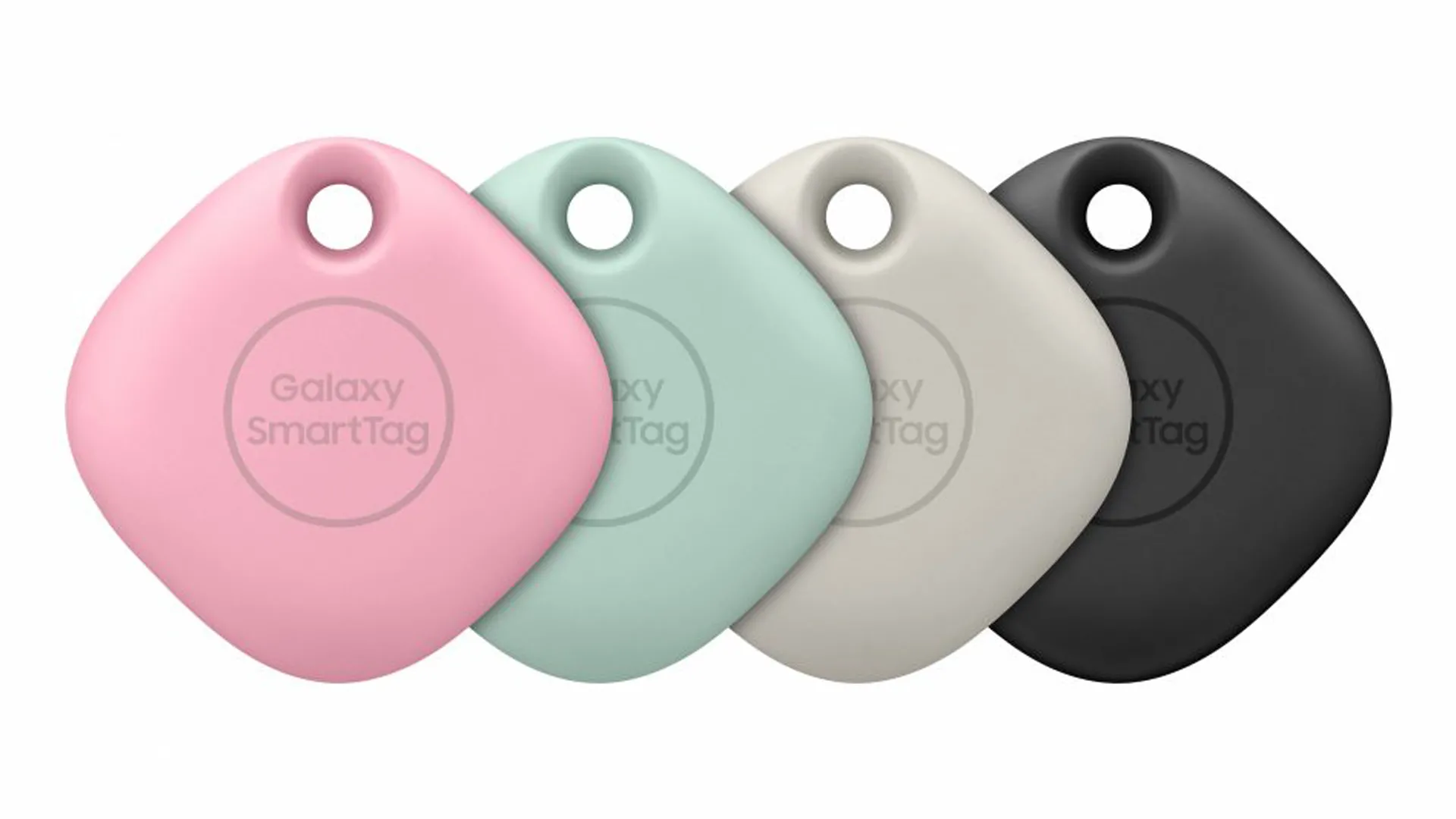 Một Samsung SmartTag màu đen đặt trên điện thoại Android