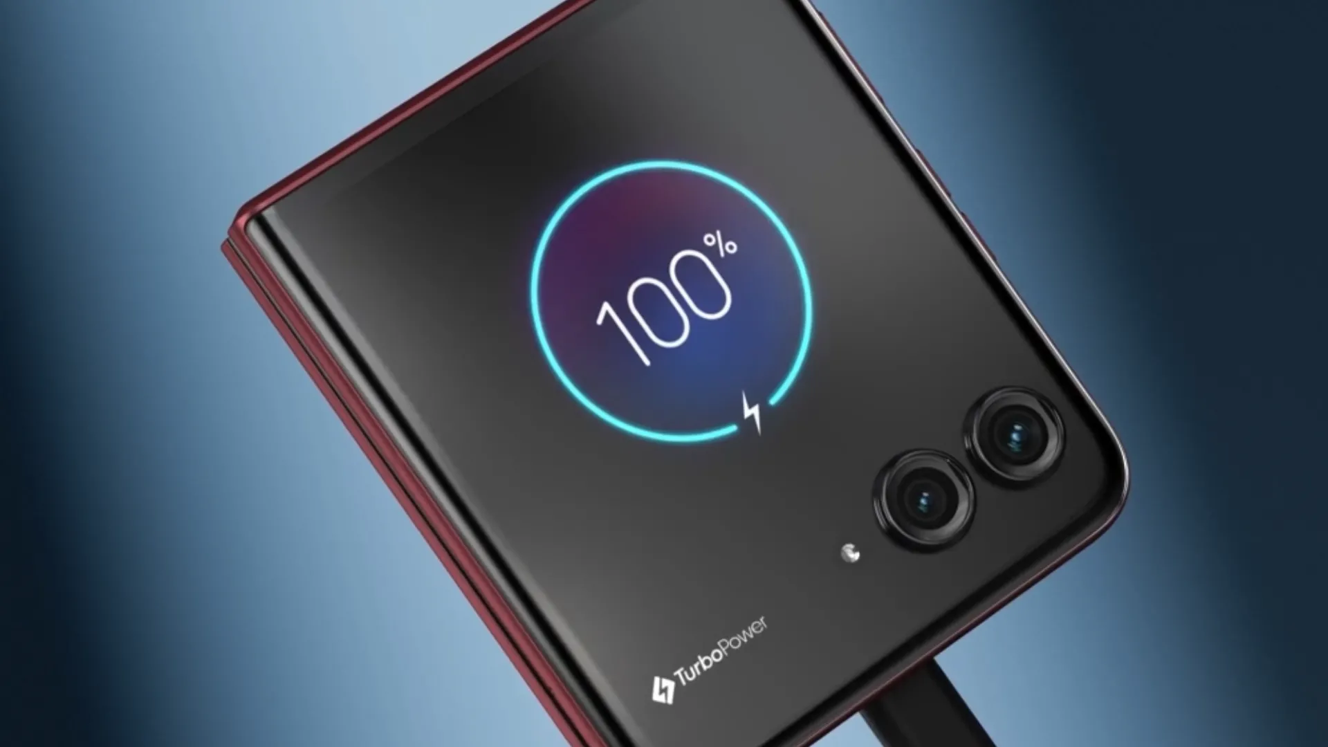 Moto Razr Ultra (2025) đang sạc đầy pin 100% hiển thị trên màn hình ngoài.