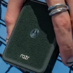 Motorola Razr Ultra (2025) màu Scarab với mặt lưng chất liệu giả da lộn độc đáo.