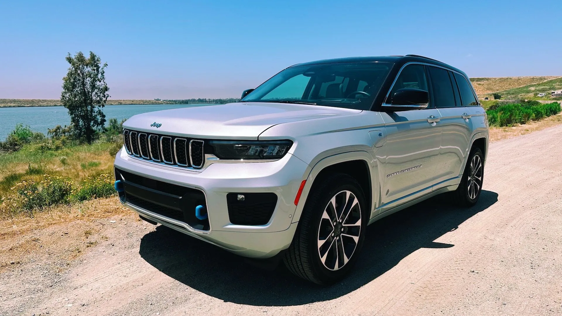 Người đàn ông cầm chìa khóa xe Jeep