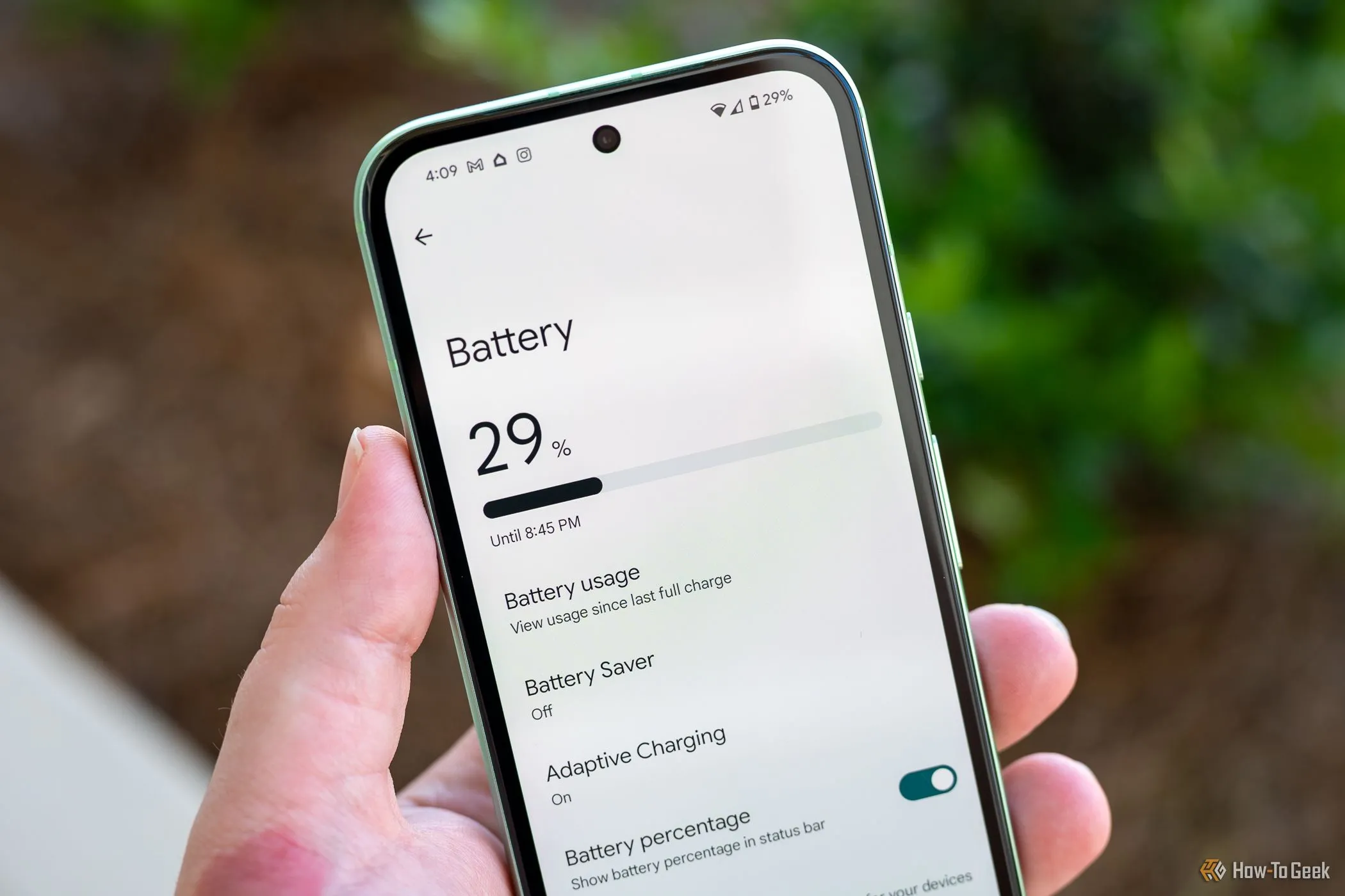 Người đang cầm điện thoại Google Pixel 8a hiển thị menu Pin